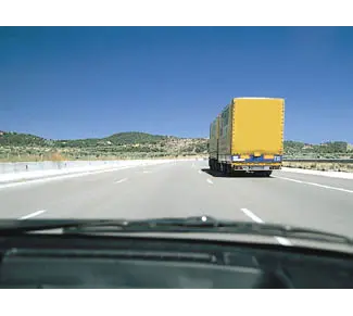 Εικόνα ερώτησης ΚΟΚ: Στη φωτογραφία, οδηγείτε σε έναν αυτοκινητόδρομο με τρεις λωρίδες ανά κατεύθυνση